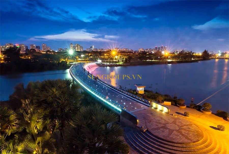 Cầu đi bộ ánh sáng tại Sunneva.